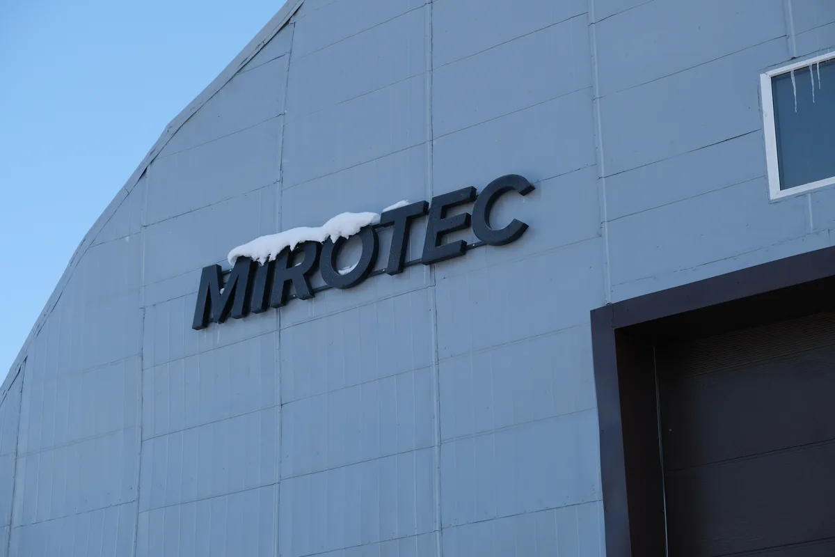 Вывеска MIROTEC на фасаде производственного здания