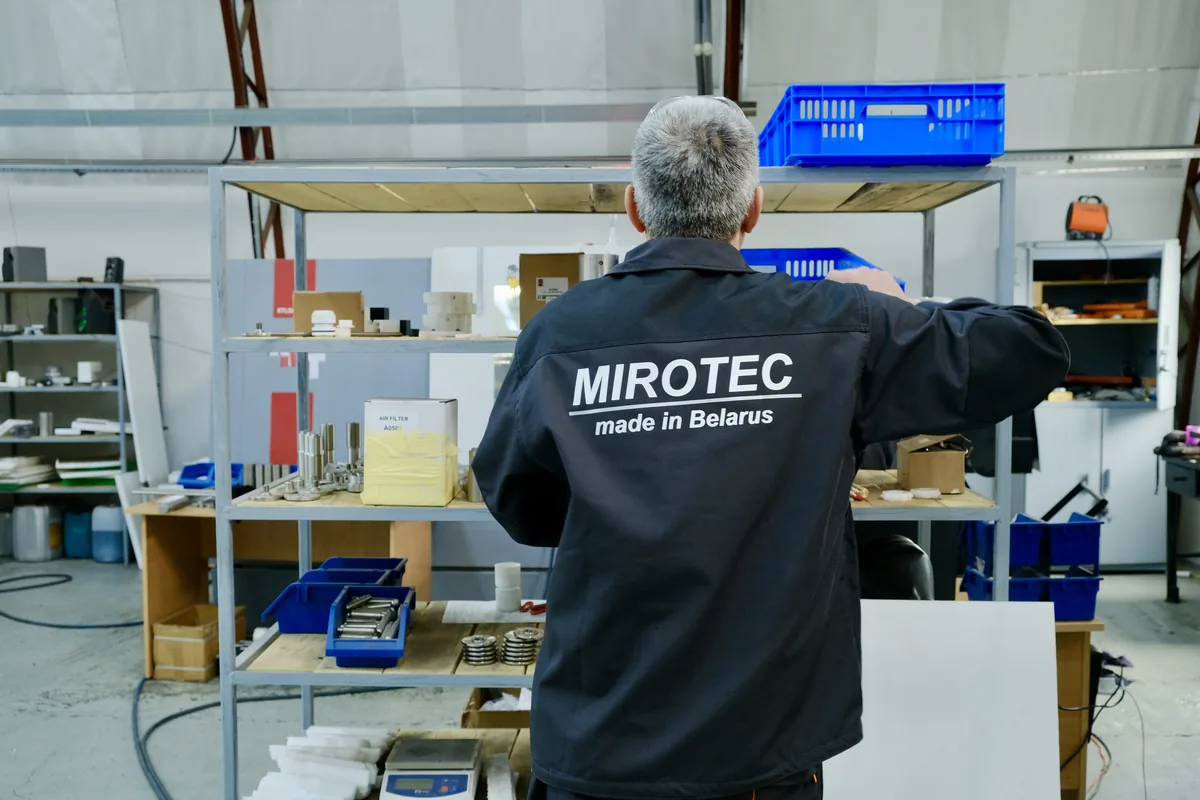Сотрудник в фирменной куртке MIROTEC на рабочем участке